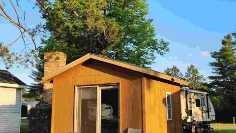 Brown Cabin (3 People) — image 1 of 11