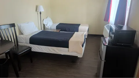 Large Motel Room - First Floor - Handicap Accessible — image 2 of 10