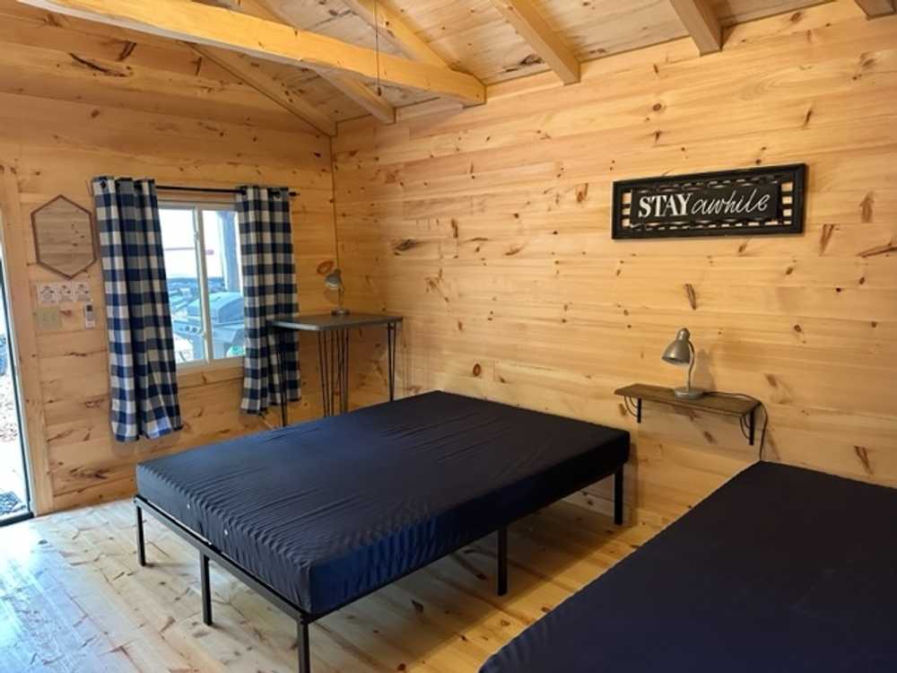 DELUXE 'IN THE WOODS' CHINKED LOG - TWO QUEEN Cabin C7