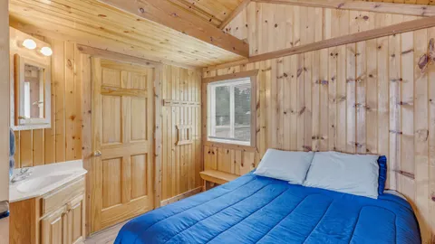 Deluxe Cabin — image 2 of 9