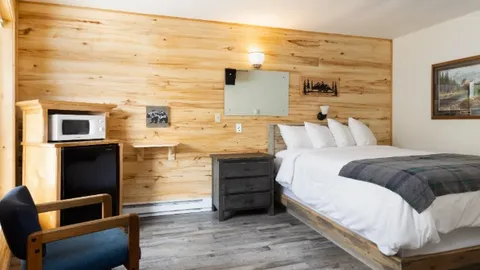 One Queen Motel Room — image 1 of 2