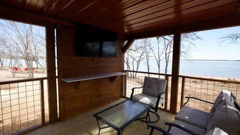 Lakeview Cabin - 4 Queen Bed — image 2 of 11