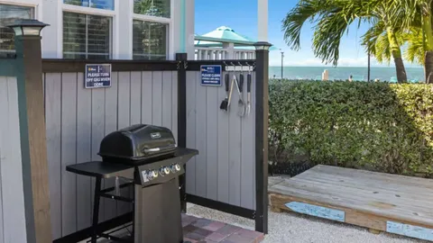 Waterfront Keys Cottage with Sleeping Loft Sleeps 7 — image 2 of 10