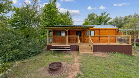 Cindy Bear™ Deluxe Cabin — image 1 of 14