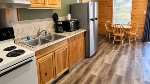 4 Person River Front Cabin - Pet Friendly — image 6 of 6