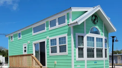 Keys Cottage with Sleeping Loft Sleeps 7 — image 1 of 6