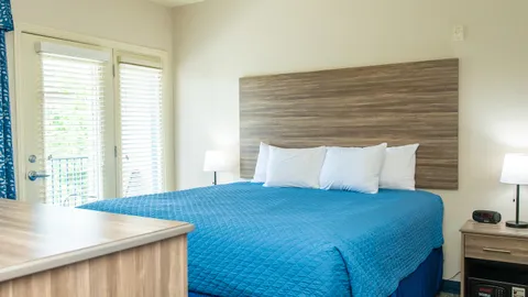 1 King Bed - Balcony - Waterview (Adjoining) — image 5 of 5