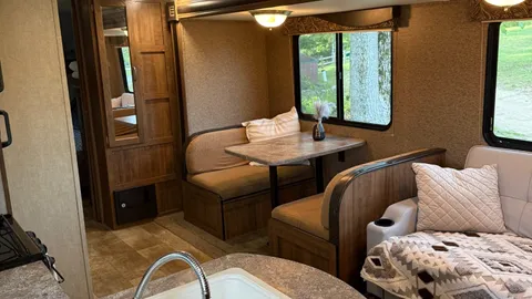 Spacious 29' Family-Friendly Camper with Bunkhouse & Outdoor Living — image 8 of 8