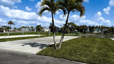 Premium Full Hookup RV Site — image 1 of 3