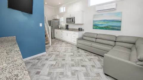 Deluxe Cottages - 2 Bedroom with Loft — image 2 of 14