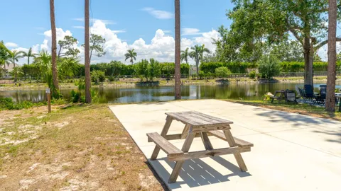 Deluxe Full Hookup Lakefront RV Site — image 4 of 4