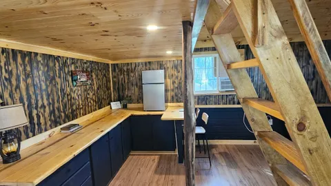 Henry's Cabin — image 2 of 4
