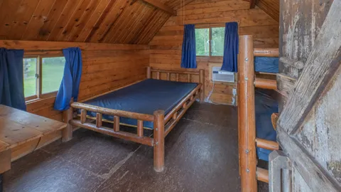 Small Cabin — image 2 of 8