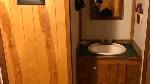 Salmon Deluxe Cabin — image 2 of 9