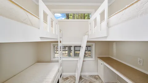 Pinewoods Deluxe Cottage — image 11 of 11