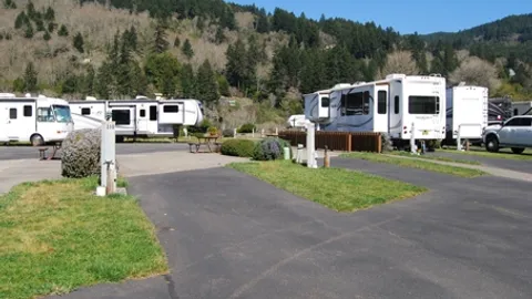 Pull-Thru RV Site-East Premium — image 2 of 8