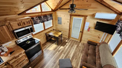 Creekview Cottage- sleeps 6 — image 13 of 13