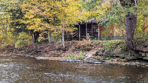 Deluxe Riverfront 6 Person Cabin — image 2 of 2