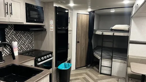 Rentable RV - Zinger — image 2 of 4