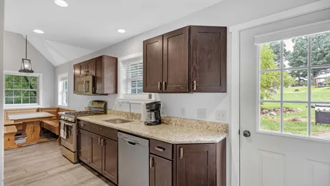 Hemlock Gorge Luxury Manor — image 16 of 16