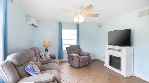 Large 2 Bedroom Cottage - 1 King / 1 Queen — image 5 of 5