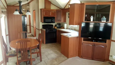 Deluxe Cabin - Rex's Retreat — image 2 of 6