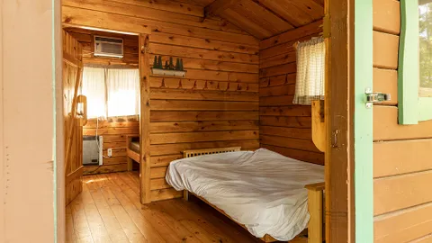 Large Cabin Rental E — image 9 of 9