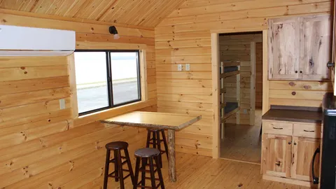Medium Lakeview Cabin(PET FRIENDLY) — image 2 of 9