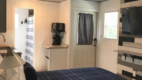 White Cabin — image 2 of 7