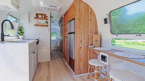 31' Airstream RV Rental — image 1 of 11