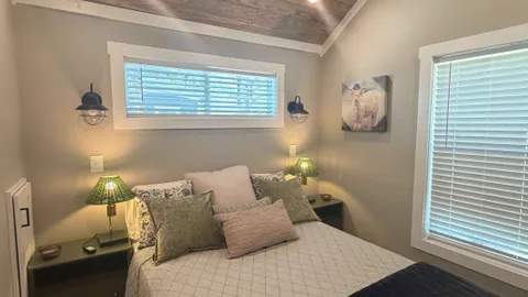 Tiny Home Cabin — image 2 of 10