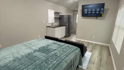 Prevost Cabin - Standard 1 Bedroom — image 1 of 21