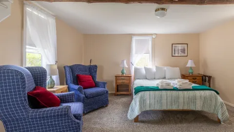 1 Room Kitchenette Efficiency Lodging With Optional Linens — image 1 of 7