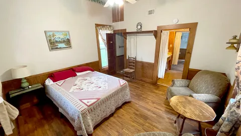 Cabin 12 — image 2 of 6