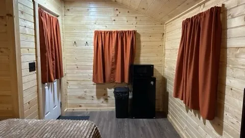Deluxe Cabin- Sleeps 4 — image 9 of 9