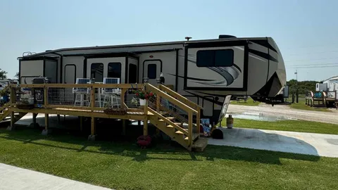 Premium-Concrete Pull-Through RV Site — image 2 of 10
