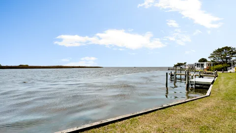 Deluxe Waterfront RV Site - Motorhome — image 11 of 11