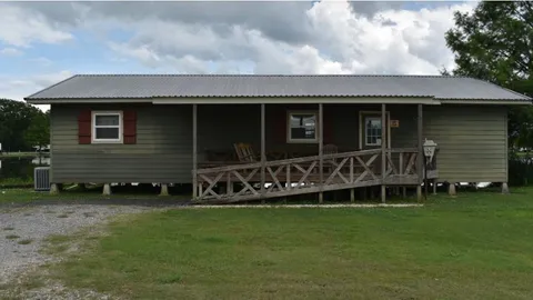Cabin 6 — image 1 of 5