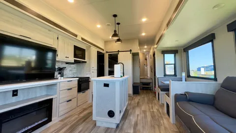 RV Rental 2BR/1BA - Pet Friendly 6 Guests — image 2 of 15