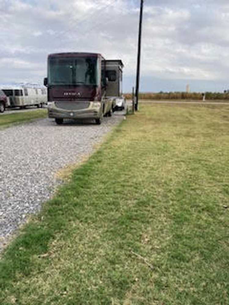 Deluxe Pull-Through FHU RV Site