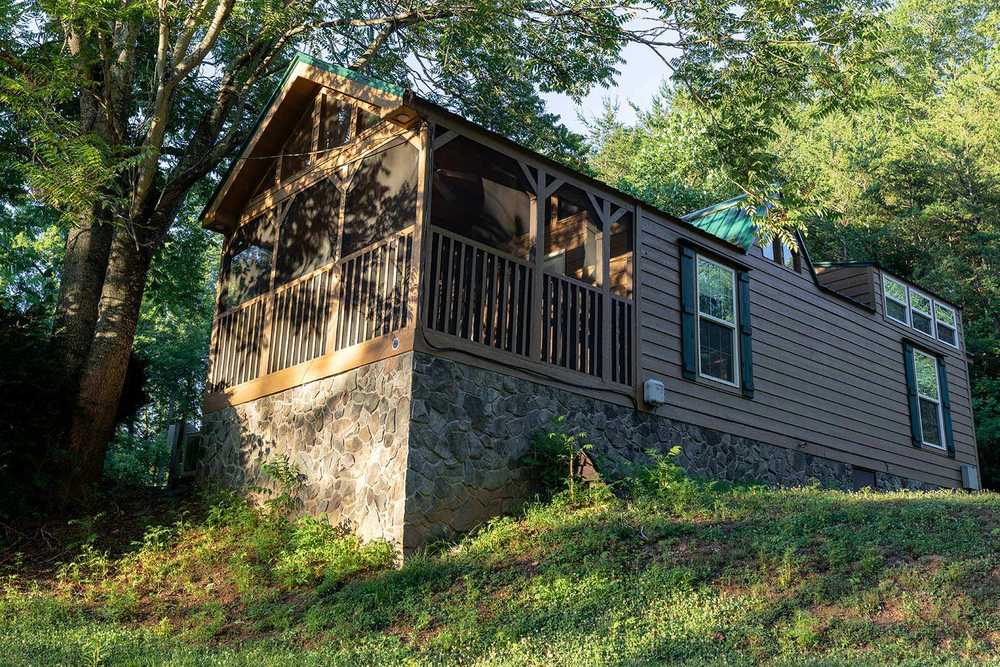 Private Lakeside Cabin (NO PETS)