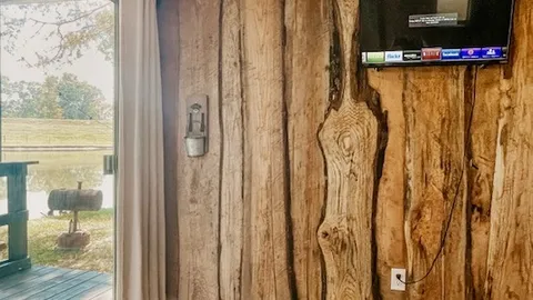 Perry's Landing Cabin — image 2 of 8