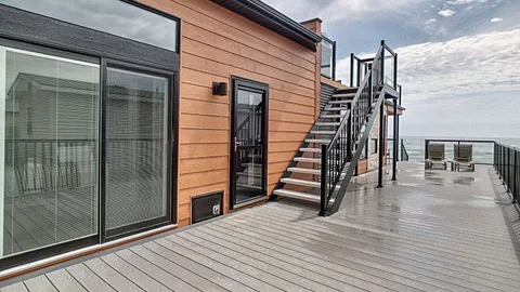 Luxury Lakefront Diamond Cottage 2 Bedroom w/ Rooftop Patio — image 2 of 15