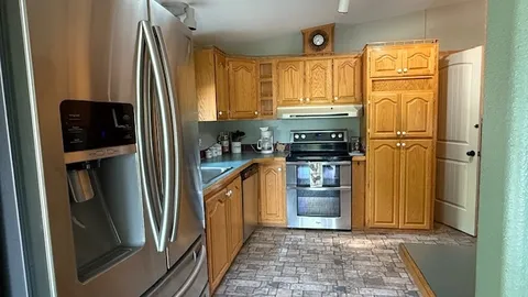Cabin — image 2 of 3