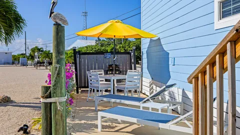 Keys Cottage with Sleeping Loft Sleeps 7 — image 2 of 9