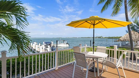 Waterfront Keys Cottage Sleeps 4 — image 10 of 10