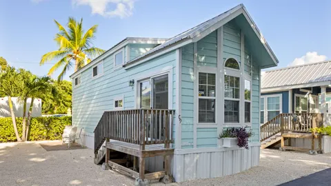 Keys Cottage with Sleeping Loft Sleeps 6 — image 1 of 11