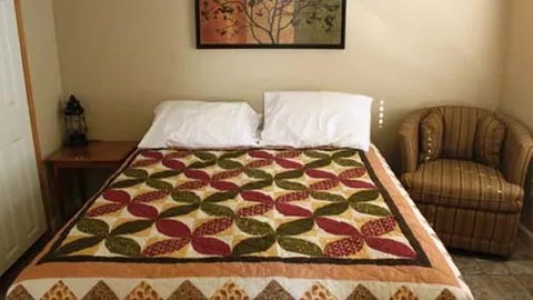 Deluxe 1 Bedroom Cabin — image 2 of 9