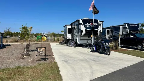 30/50 Amp Deluxe Full Hookup Waterfront RV Site — image 4 of 4