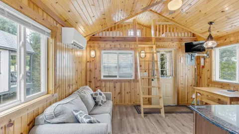 Deluxe Cabin — image 9 of 9